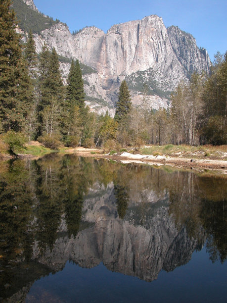 瀑布在约塞米蒂山谷，美国加利福尼亚州图片下载