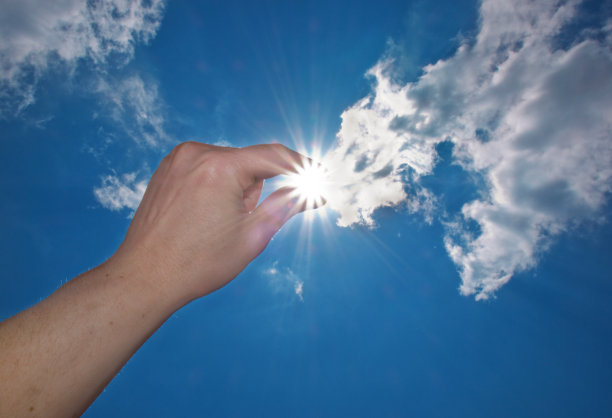 一只手抓住太阳图片下载