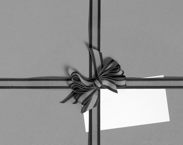 灰色的包装纸，灰色的丝带和贺卡图片下载