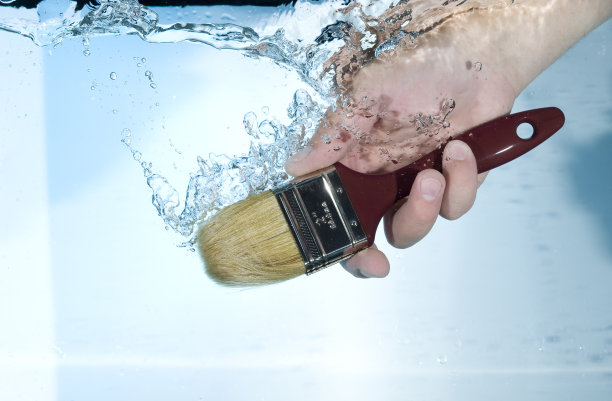 手把油漆刷浸入水中图片下载