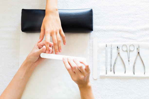 正在修指甲的女人图片下载