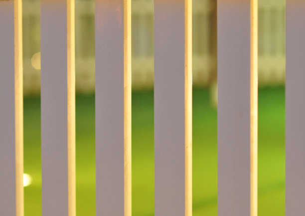 绿色背景上的白色垂直横条图片下载