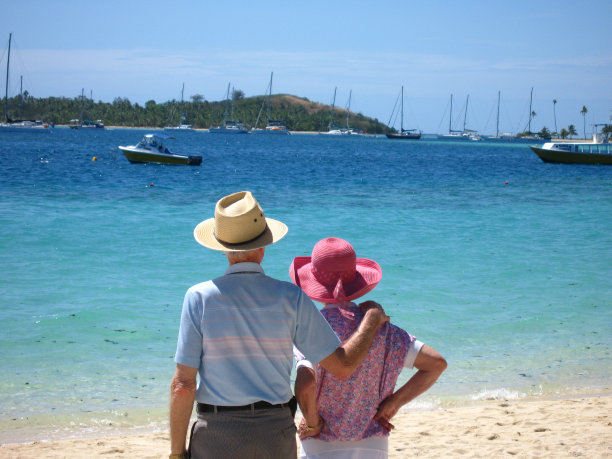 海滩上的老年人图片下载
