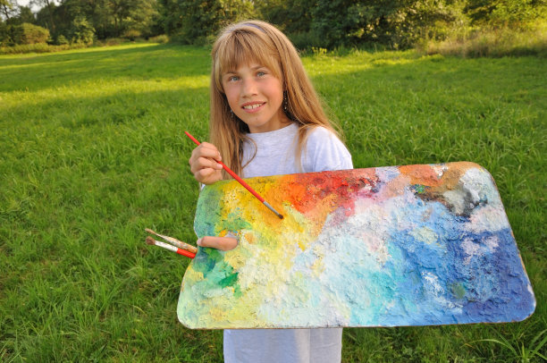 女孩和调色板图片下载