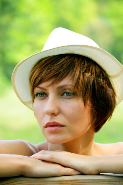 一张年轻女孩的脸图片下载