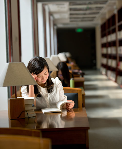 在图书馆看书的女人图片下载