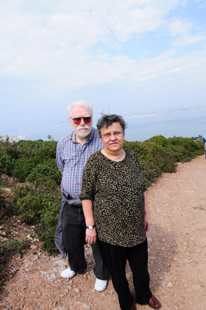 老年夫妇在大自然中图片下载