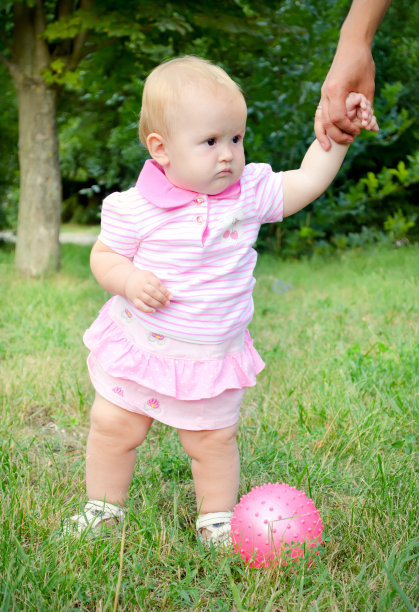 一个女婴的第一步图片下载