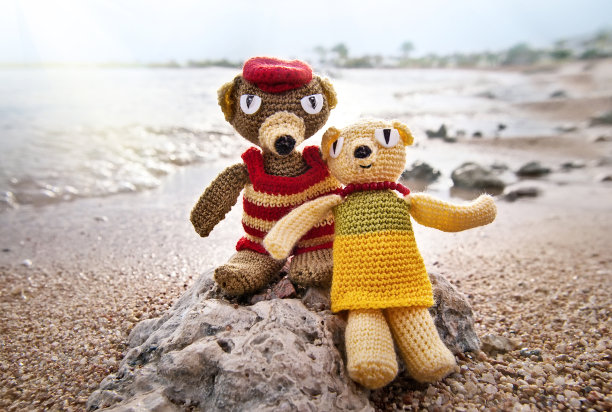 一对在海边的泰迪熊图片下载