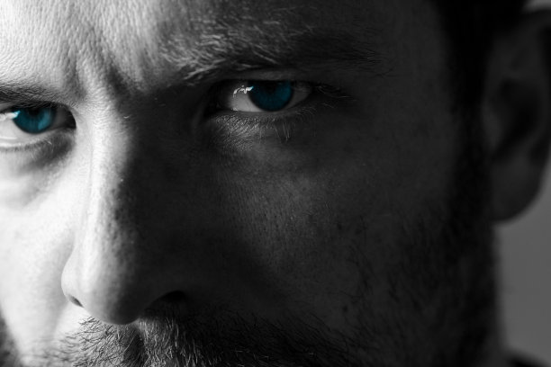 年轻人看着镜头图片下载