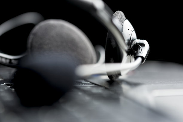 耳机在打开的笔记本电脑键盘上图片下载