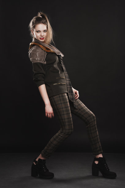 年轻的女人图片下载