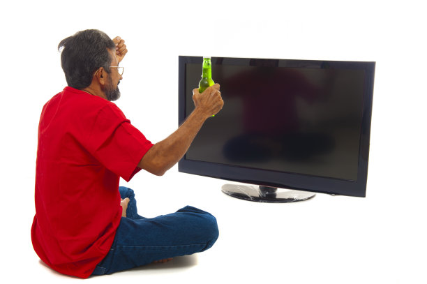 男人和电视图片下载