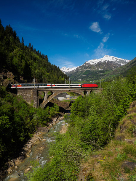 红色特快列车在山与山之间图片下载