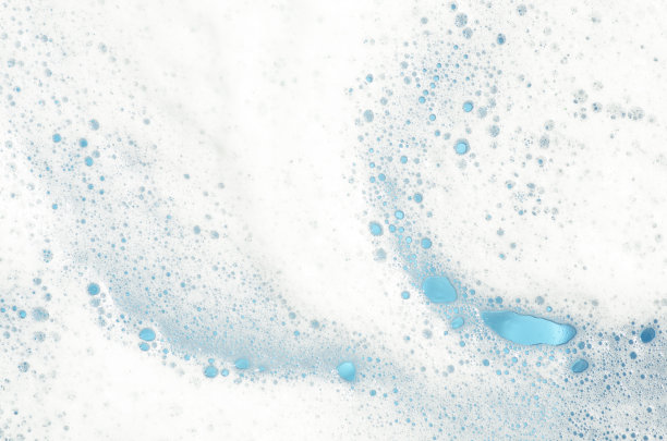 蓝色背景玻璃上的泡沫图片下载