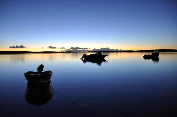 夕阳下漂浮的小船图片下载