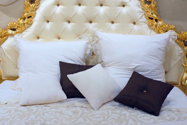 金色床头板的豪华特大号床图片下载