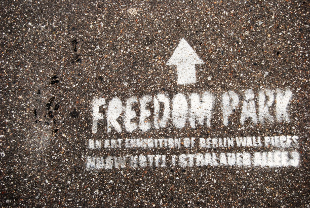 柏林大街上的自由公园标志图片下载