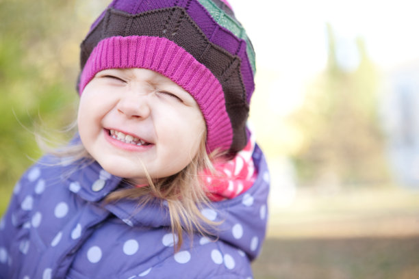 可爱的小女孩玩得很开心图片下载