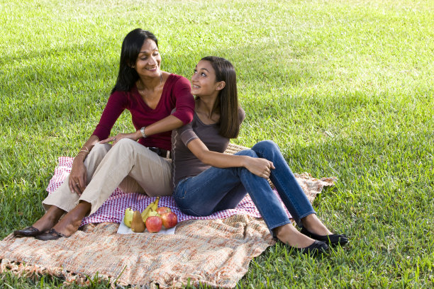 母女俩坐在野餐毯子上图片下载