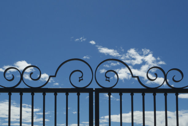 浅蓝色天空背景上的铁门图片下载