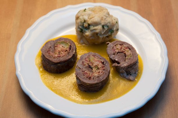 德国牛肉卷配饺子图片下载