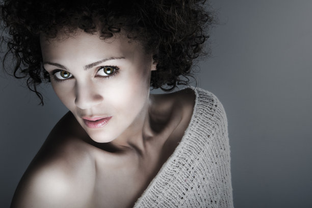 美丽女人的画室肖像图片下载