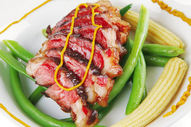 烤肉装在盘子里图片下载