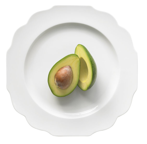 白盘子里放牛油果图片下载