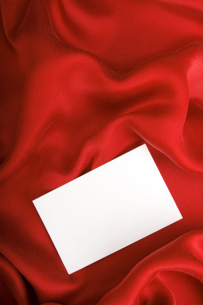 红色绸缎请帖。图片下载