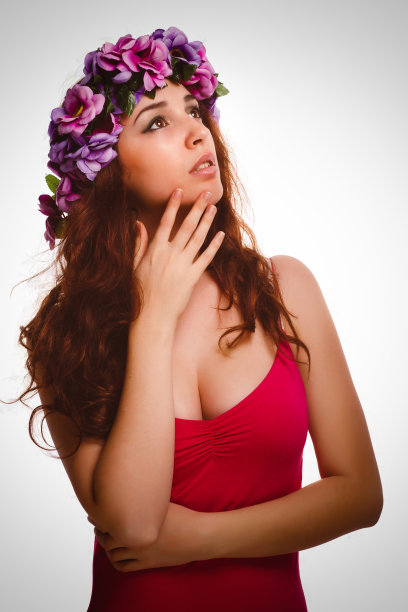 女孩卷曲的黑发女子在花圈的情感背景图片下载