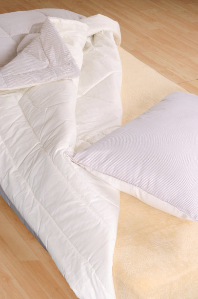 凌乱的床上。图片下载