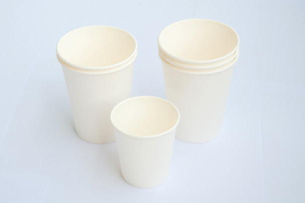 一组白色的咖啡杯图片下载