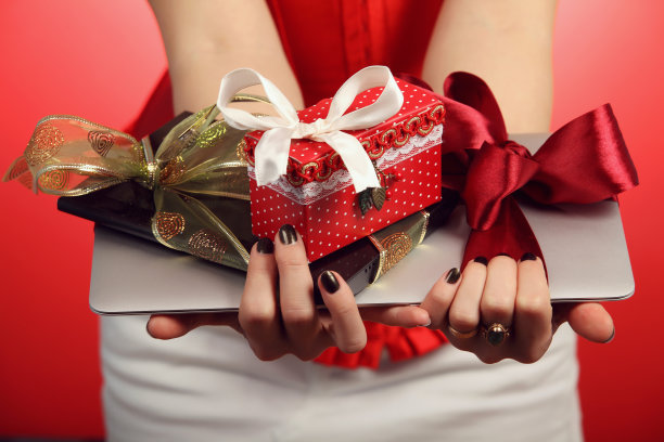 带着新年礼物的女孩图片下载