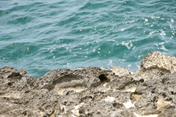 多岩石的海岸线图片下载