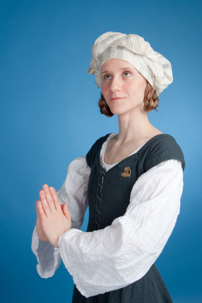 穿着中世纪服装祈祷的女性图片下载
