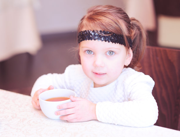 餐厅里可爱的小女孩图片下载