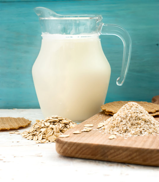 燕麦和麸皮放在木板上图片下载