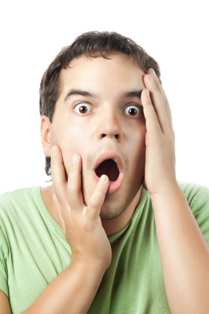 惊奇的年轻人肖像孤立在白色的背景图片下载