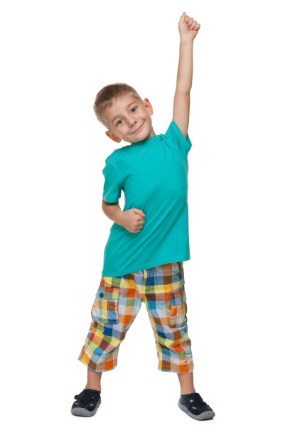 一个成功的小男孩对抗白人图片下载