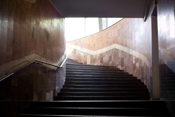 有墙壁和梯子的地下地铁图片下载