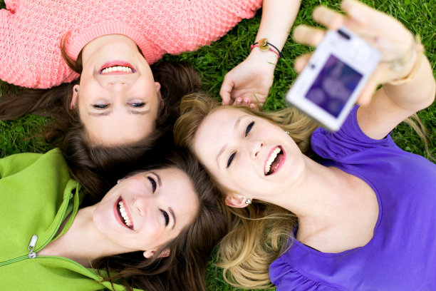 一群正在拍照的朋友图片下载