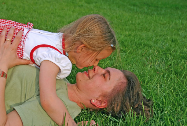 母亲和女儿图片下载