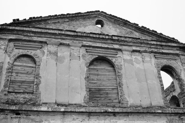 斯托林一座犹太教堂的废墟。图片下载