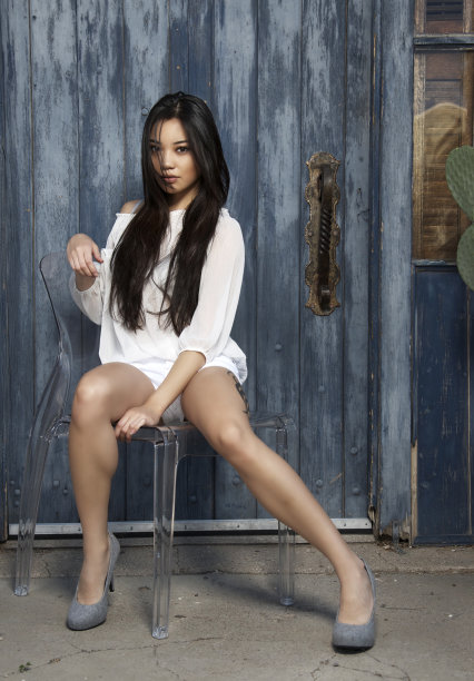 年轻美丽的亚洲女子图片下载