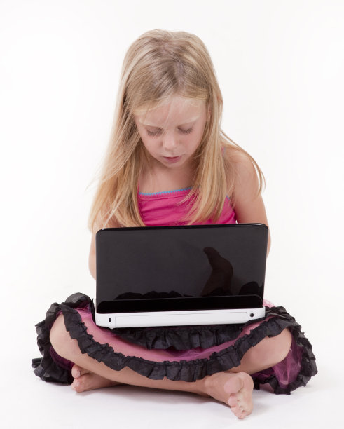 电脑的女孩图片下载