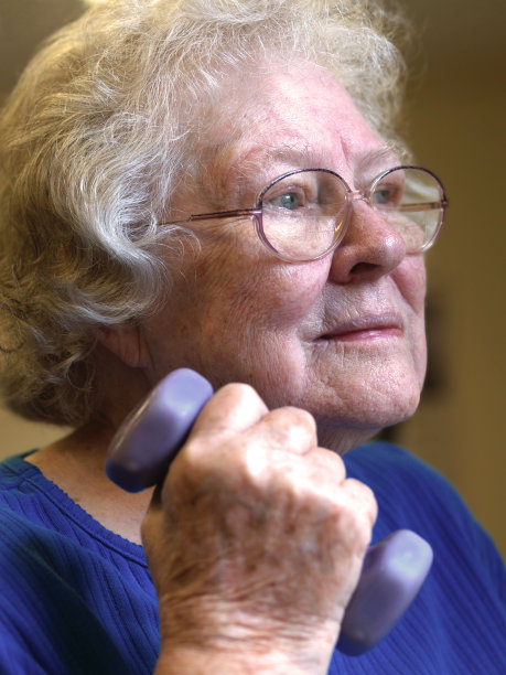 手持杠铃的资深女性图片下载