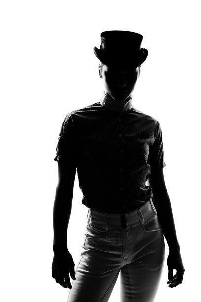 女子剪影准备盛装舞步比赛图片下载