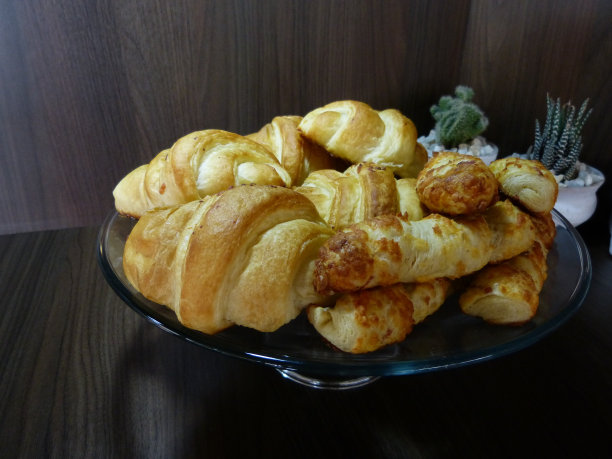 牛角面包放在盘子里图片下载