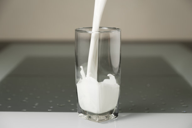 杯子里的牛奶图片下载